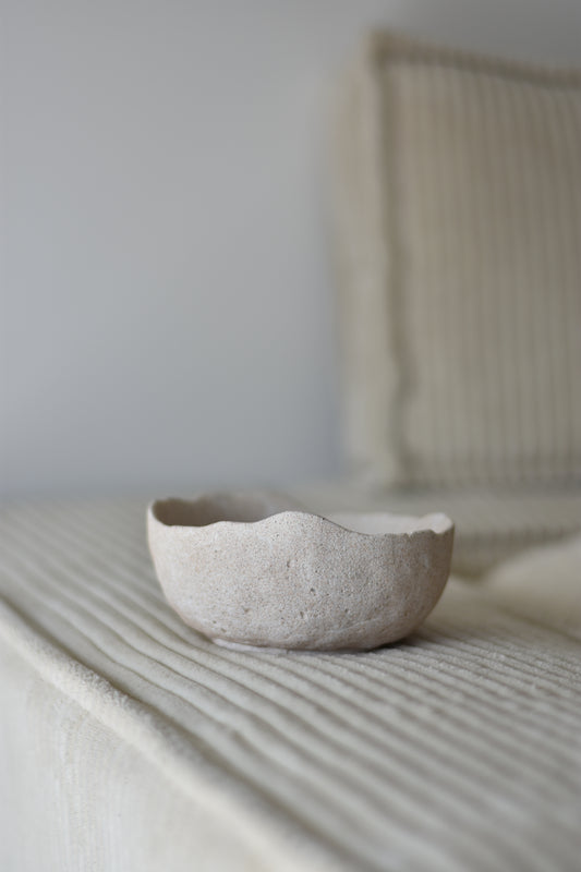 Bol décoratif en Jesmonite, finition beige sable, design minimaliste et artisanal pour une décoration élégante.