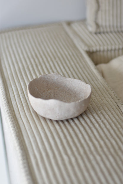 Bol décoratif en Jesmonite dans un salon moderne, ajoutant une touche de sophistication à l’espace de vie.