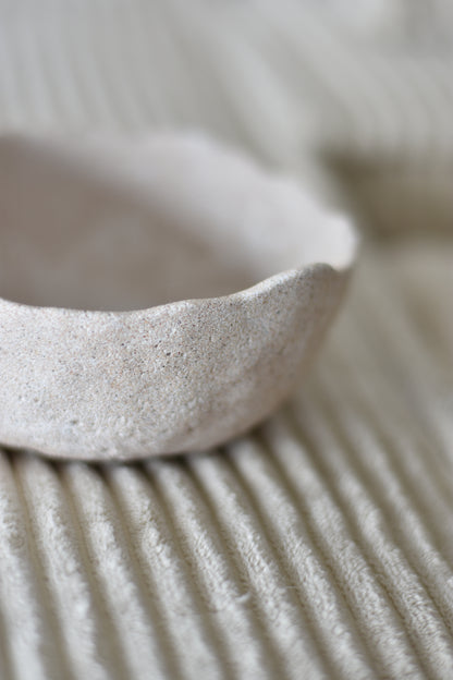 Détail de la surface douce et mate du bol en Jesmonite, montrant sa texture artisanale et sa couleur naturelle
