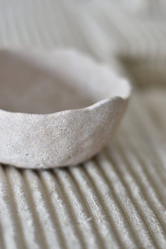 Détail de la surface douce et mate du bol en Jesmonite, montrant sa texture artisanale et sa couleur naturelle