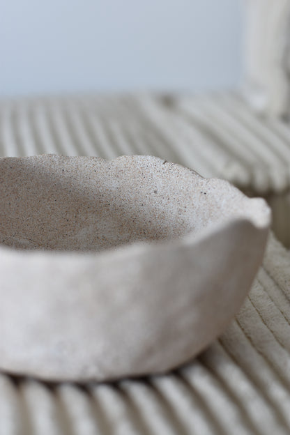Détail de la surface douce et mate du bol en Jesmonite, montrant sa texture artisanale et sa couleur naturelle