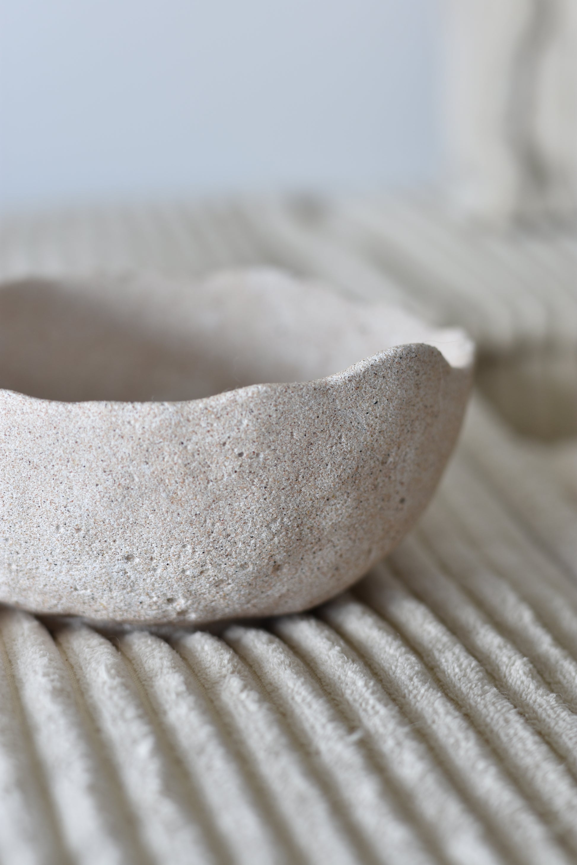 Détail de la surface douce et mate du bol en Jesmonite, montrant sa texture artisanale et sa couleur naturelle.
