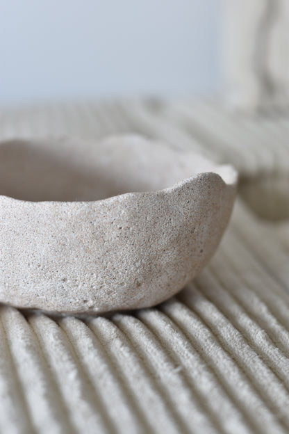 Détail de la surface douce et mate du bol en Jesmonite, montrant sa texture artisanale et sa couleur naturelle.
